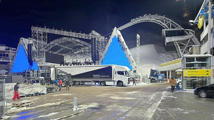 Die riesige Bühne am Fuße der Planai ist bereit für Robbie Williams.