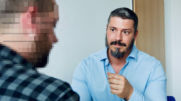 Neustart-Leiter Alexander Grohs im Gespräch mit einem Gefährder.