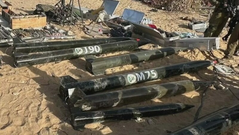 Laut Angaben aus Israel handelt es sich „um eines der größten Waffenlager“, die seit Kriegsbeginn im Gazastreifen entdeckt worden sind. (Bild: kameraOne (Screenshot))