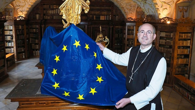 Abt Pius Maurer zelebriert den Marien-Feiertag mit Flagge.  (Bild: Gabriele Moser)