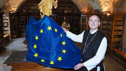 Abt Pius Maurer zelebriert den Marien-Feiertag mit Flagge. 