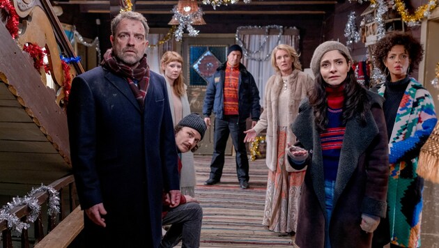 Juergen Maurer (li.) spielt Jerry, der mehrere Kinder von drei verschiedenen Frauen hat, was Chaos hervorruft. (Bild: ORF)