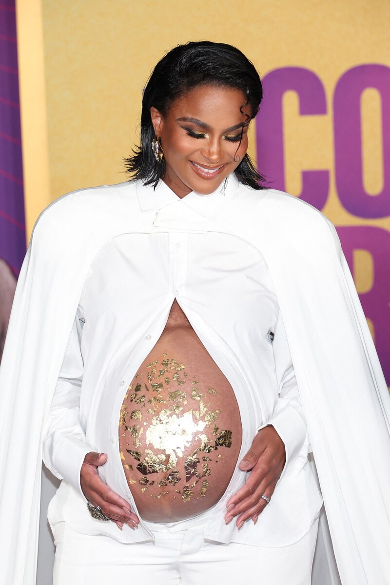 Liebevoll wog die werdende Mutter ihren Babybauch. (Bild: APA/Getty Images via AFP/GETTY IMAGES/Leon Bennett)