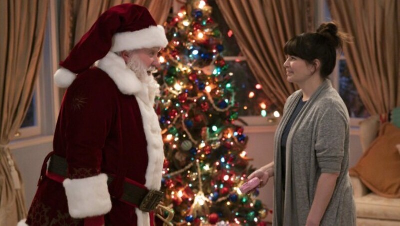 Tim Allen and Casey Wilson in der Serie „Santa Clause“ (Bild: DisneyPlus)