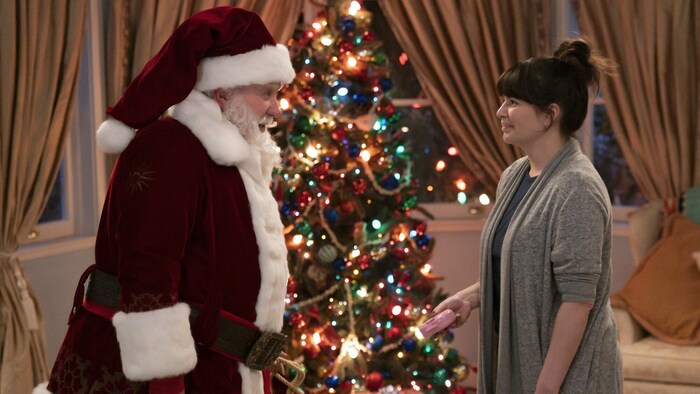 Tim Allen and Casey Wilson in der Serie „Santa Clause“