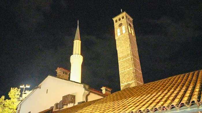 Uhrturm und Minarett der Gazi-Husrev-Berg-Moschee