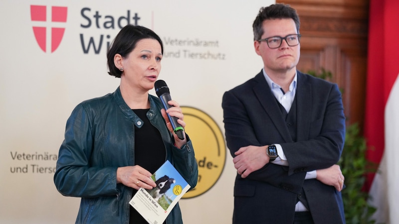 Ruth Jily (li.) ist die oberste Amtstierärztin der Stadt und setzt die neue Initiative um.  (Bild: APA/EVA MANHART)