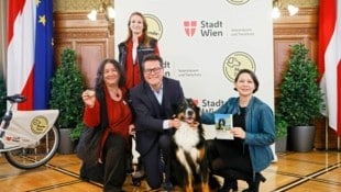 Stadtrat Jürgen Czernohorszky präsentiert mit MA60 Leiterin Ruth Jily (re.) die neue Beratungs- und Aufklärungsinitiative der Stadt Wien. (Bild: klemens groh)