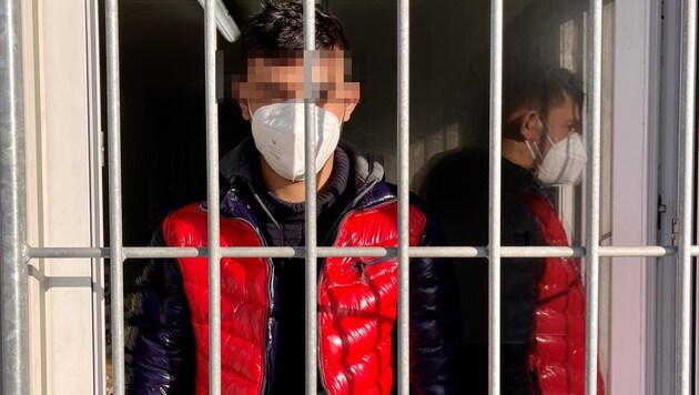 Asylwerber an der Grenze in Heiligenkreuz: Er steht symbolisch für eine ungewisse Zukunft in Europa. (Bild: Schulter Christian, Krone KREATIV)