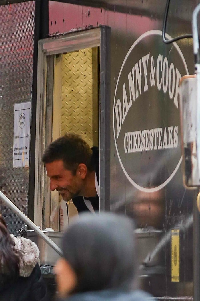 Bradley Cooper machte die Abwechslung von der Schauspielerei sichtlich Spaß.