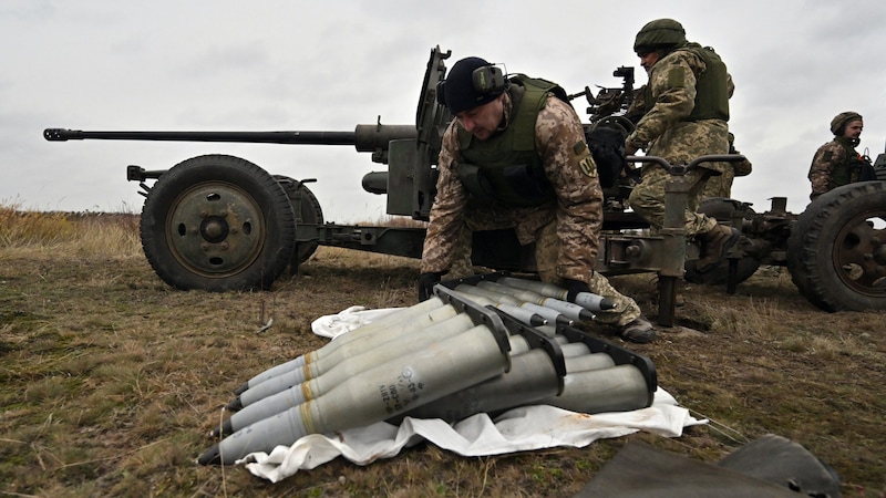 Der Ukraine geht die Munition aus. (Bild: APA/AFP/Sergei SUPINSKY)