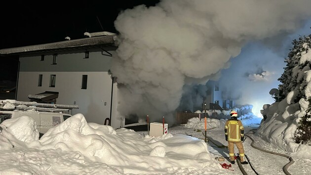 Über 100 Feuerwehrleuten aus sechs Gemeinden waren im Einsatz. (Bild: ZOOM.TIROL)