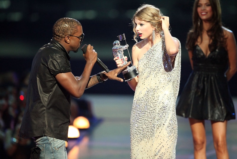 Kanye West entriss Taylor Swift das Mikrophon bei den MTV Video Music Awards 2009. (Bild: Christopher Polk / GETTY IMAGES NORTH AMERICA / AFP)