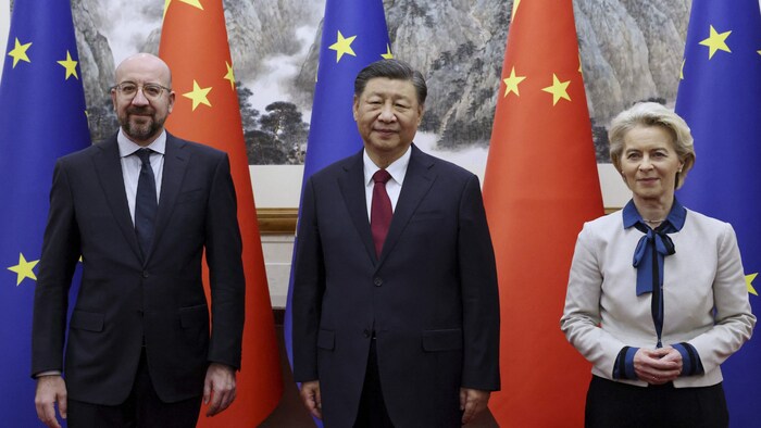 Von links: EU-Ratspräsident Charles Michel, Chinas Präsident Xi Jinping und ...