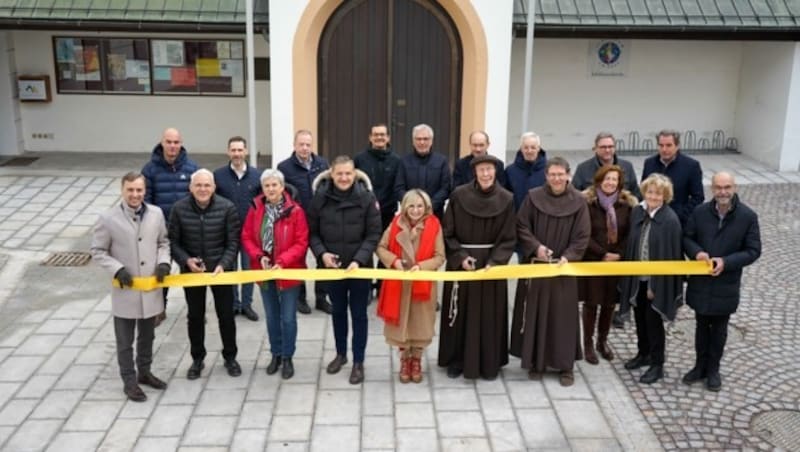 Vertreter von Politik, dem Kloster und der Bürgerinitiative eröffneten den fertigen Platz. (Bild: Stadt Lienz/Bernd Lenzer)