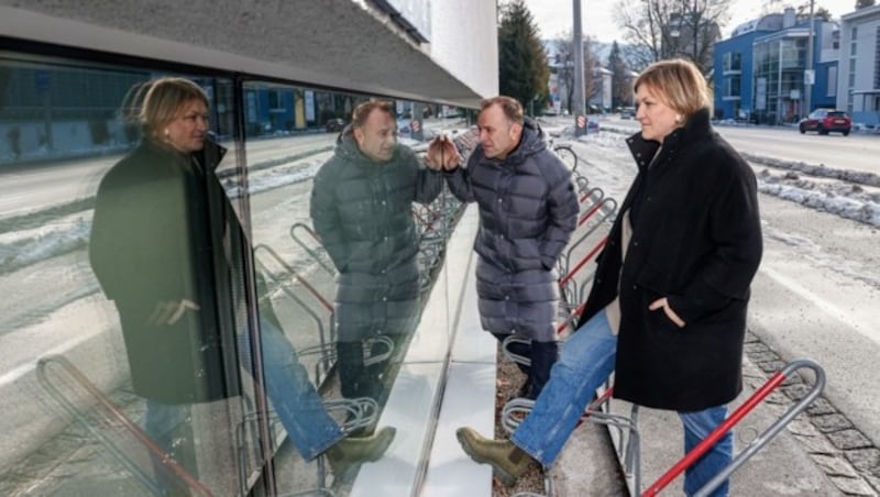 Nach dem „Krone“-Bericht versprach die Politik Taten. Ab sofort sehen auch Bernard Auinger (SPÖ) und Anna Schiester (Bürgerliste) nicht mehr ins AYA-Hallenbad. (Bild: Tschepp Markus)