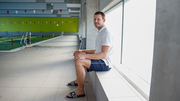 Bademeister Daniel vor den abgeklebten Fensterscheiben (Bild: Tschepp Markus)