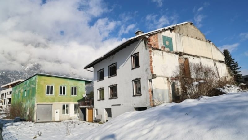 Im leer stehenden Haus rechts starb wohl Walter Kathrein, im grünen Gebäude lebte der Tatverdächtige. (Bild: Birbaumer Christof)