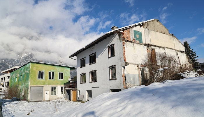 Im leer stehenden Haus rechts starb wohl Walter Kathrein, im grünen Gebäude lebte der ...