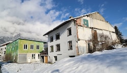 Im leer stehenden Haus rechts starb wohl Walter Kathrein, im grünen Gebäude lebte der Tatverdächtige. (Bild: Birbaumer Christof)