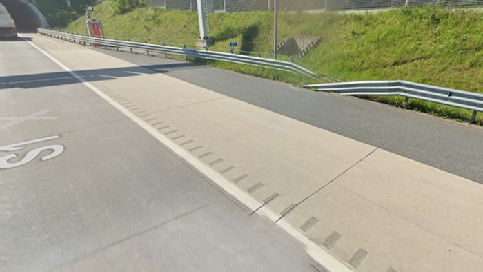 Rumpelstreifen sollen die Fahrer akustisch und physisch vor dem Verlassen der Fahrspur warnen.