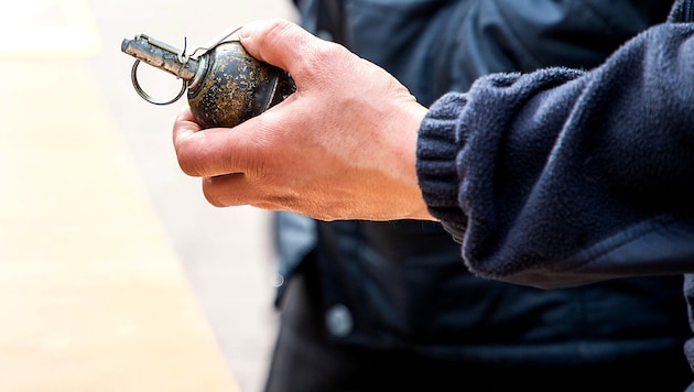 Bei der Geisel soll es sich um die Mutter des Mannes gehandelt haben. Er drohte Einsatzkräften zudem mit Granaten. (Bild: Liubov Kartashova – stock.adobe.com (Symbolbild))