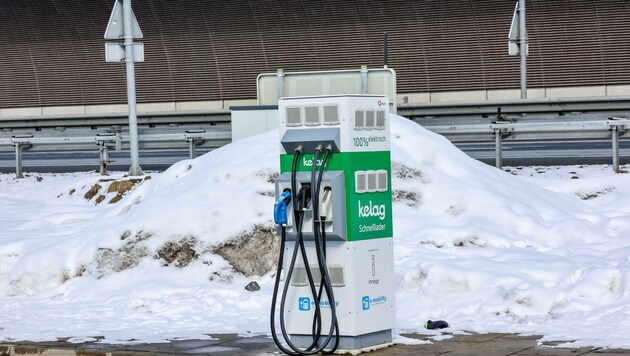 Was Fahrer von E-Autos wissen sollten: Wenn der Akku im warmen Zustand geladen wird, verliert er beim Fahren bei kaltem Wetter nicht mehr Energie. (Bild: Scharinger Daniel)