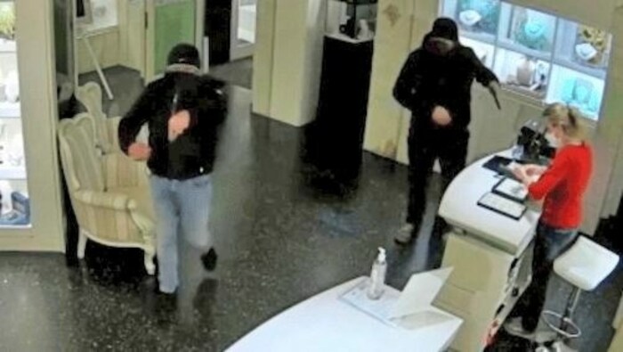 Die Männer hatten Roggero ausgeraubt, die Ehefrau bedroht und die Tochter (roter Pullover) ...