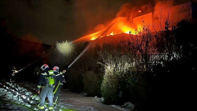Insgesamt waren 35 Einsatzkräfte vor Ort, um das Feuer zu löschen. (Bild: Stadt Wien Feuerwehr)