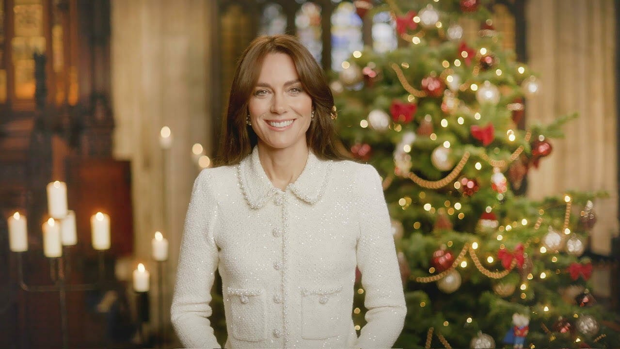 Vor Weihnachtskonzert Kate in festlicher GlitzerJacke vorm