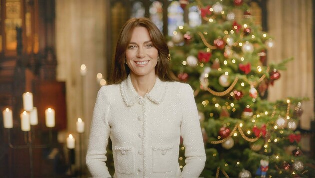 Prinzessin Kate zeigte sich kurz vor dem Weihnachtskonzert in der Westminster Abbey in einem weihnachtlich funkelndem Look vor dem Christbaum. (Bild: ROTA / Camera Press / picturedesk.com)