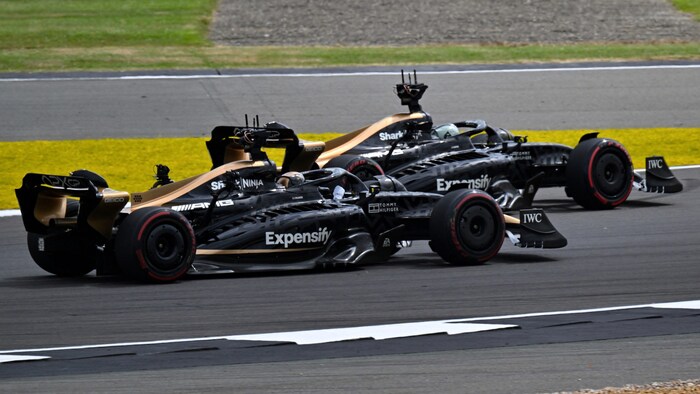 Zwei Boliden bei den Dreharbeiten in Silverstone.