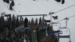 Im Bereich einer Stütze löste sich der Sessel plötzlich vom Seil. Nun ist der Lift gesperrt. (Bild: zoom.tirol)