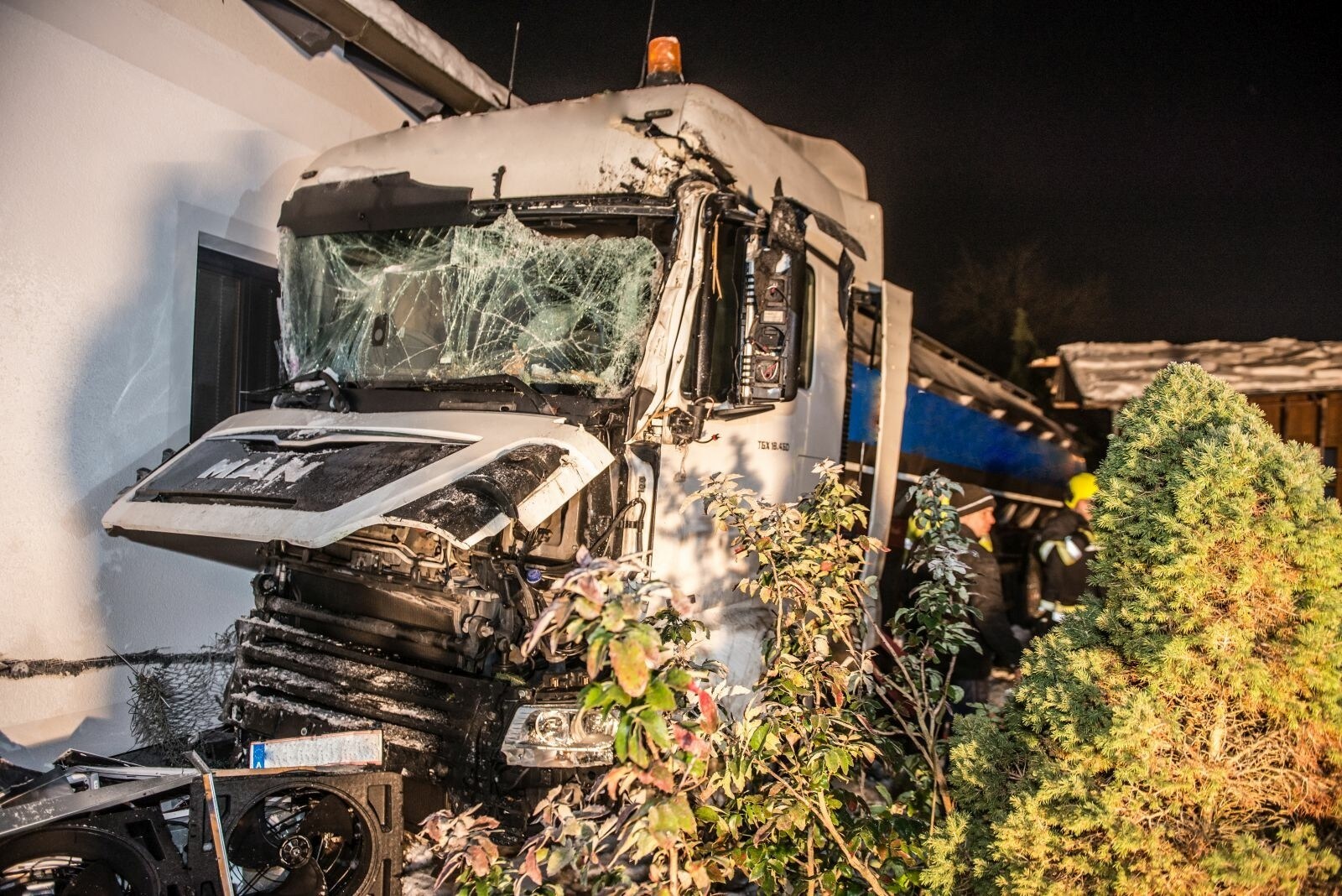 30.000-Liter-Ladung - Milchtankwagen Kracht In Wohnhaus: Lenker ...