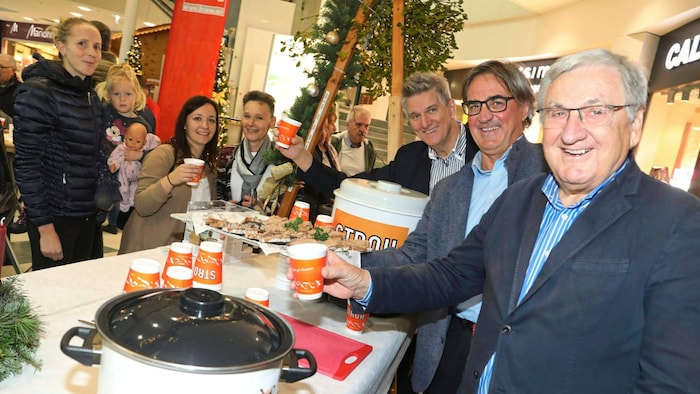 Schlagerstar Silvio Samoni, der ehemalige Direktor der VS Lind ob Velden Christian Zeichen und ...