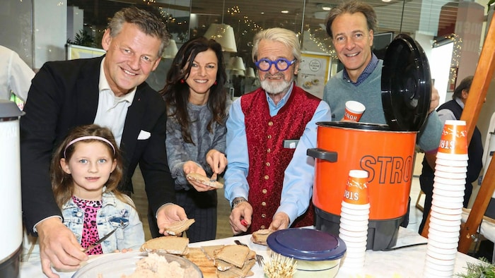 Bürgermeister Christian Scheider mit der Direktorin der VS Lind ob Velden Elvira Sabotnik, Josef ...
