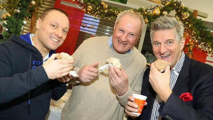 Schlagerstar Silvio Samoni mit Chirurg Markus Treffner und Urologe Lorenz Schellander.