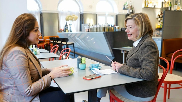Frühmorgens im Cafe Bellaria hinter dem Parlament: Dr. Tara Shirvani im Gespräch mit Conny ...