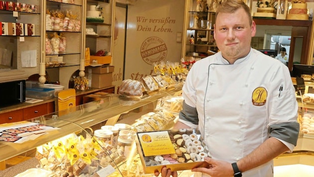 Alex Hübler betreibt eine Traditionskonditorei im 17. Bezirk. Die Mehlspeisen in der Vitrine sind kleine Kunstwerke. (Bild: Zwefo)