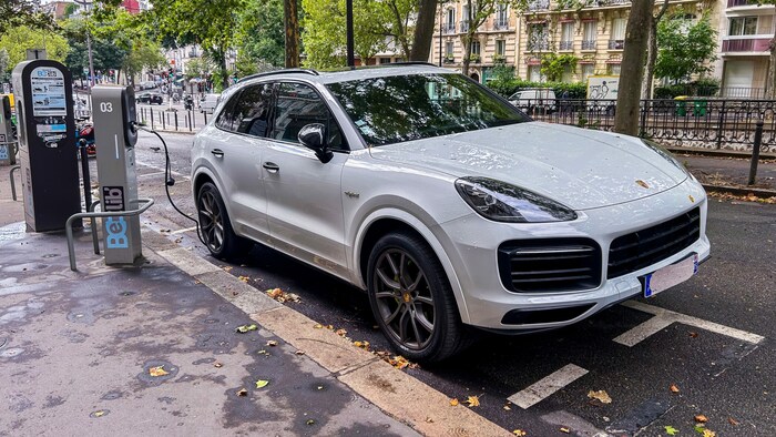Elektro-SUV verschmutzen zwar nicht die Luft, nehmen auf den Pariser Straßen aber auch viel ...