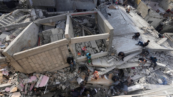 Beim Hamas-Angriff auf Israel am 7. Oktober 2023 wurden nach israelischen Angaben rund 1200 Menschen getötet. Durch Israels Gegenangriffe sind nach Angaben der Gesundheitsbehörde im Gazastreifen mehr als 41.600 Palästinenser getötet und mehr als 96.600 verletzt worden. Rund 80.000 Häuser wurden bisher zerstört.