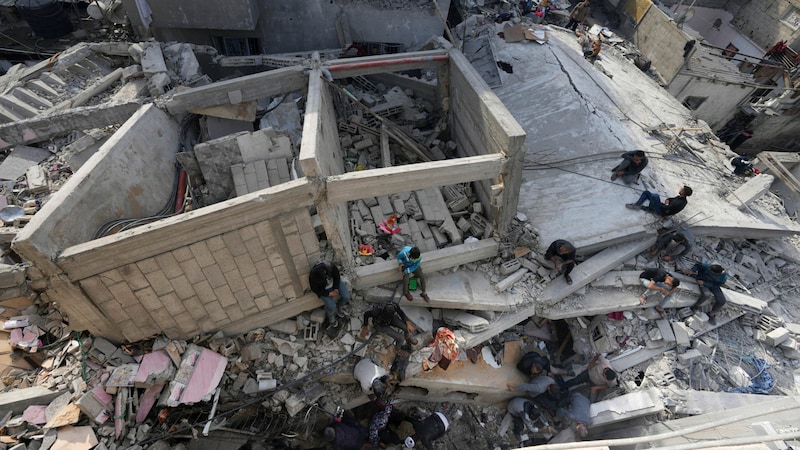 According to Israeli figures, around 1,200 people were killed in the Hamas attack on Israel on October 7, 2023. More than 41,600 Palestinians have been killed and more than 96,600 injured by Israel's counterattacks in the Gaza Strip, according to the health authority. Around 80,000 homes have been destroyed so far. (Bild: ASSOCIATED PRESS)