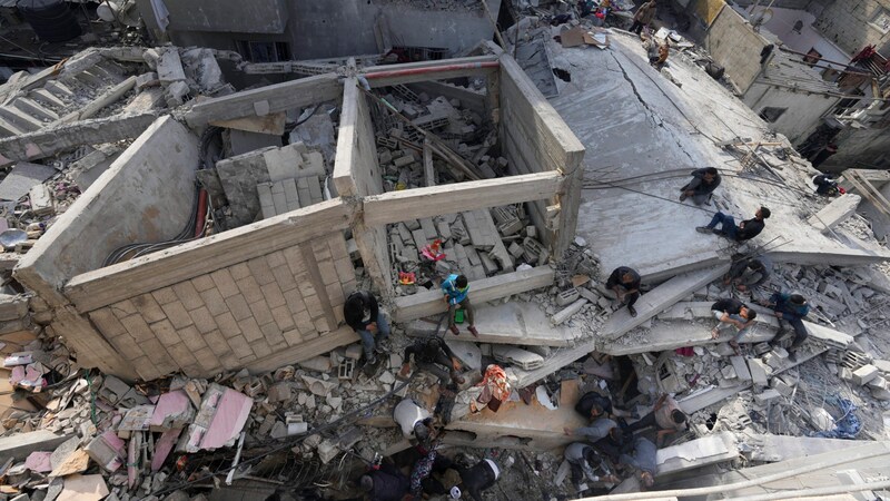 According to Israeli figures, around 1,200 people were killed in the Hamas attack on Israel on October 7, 2023. More than 41,600 Palestinians have been killed and more than 96,600 injured by Israel's counterattacks in the Gaza Strip, according to the health authority. Around 80,000 homes have been destroyed so far. (Bild: ASSOCIATED PRESS) According to Israeli figures, around 1,200 people were killed in the Hamas attack on Israel on October 7, 2023. More than 41,600 Palestinians have been killed and more than 96,600 injured by Israel's counterattacks in the Gaza Strip, according to the health authority. Around 80,000 homes have been destroyed so far. (Bild: ASSOCIATED PRESS)