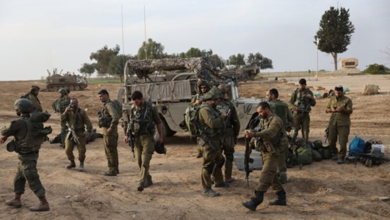 Israelische Soldaten am Freitagabend an der Grenze zum Gazastreifen beim Schabbat-Gebet (Bild: APA/AFP/JACK GUEZ)