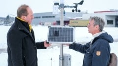 Meteorologe Wolfgang Traunmüller zeigt „Krone“-Redakteur Christoph Gantner eine autarke Wetterstation.  (Bild: Einöder Horst)