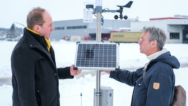 Meteorologe Wolfgang Traunmüller zeigt „Krone“-Redakteur Christoph Gantner eine autarke Wetterstation.  (Bild: Einöder Horst)