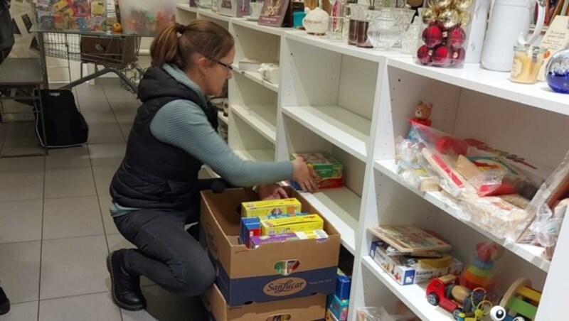 Die Sachspenden werden in Kartons gepackt und in einer Garage zwischengelagert. (Bild: zVg)