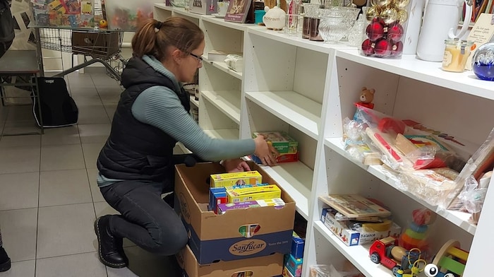 Die Sachspenden werden in Kartons gepackt und in einer Garage zwischengelagert.