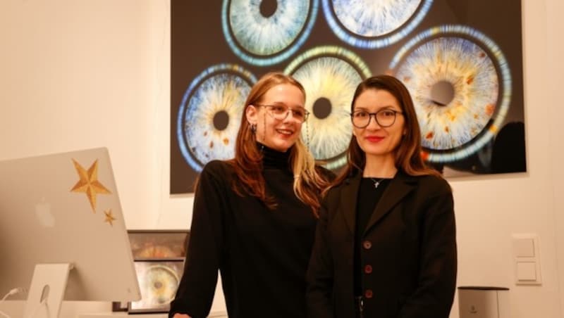 Zufrieden: Leonie und Catalina von der Iris Galerie, einem Geschäft in der Getreidegasse für Fotos der eigenen Augen. (Bild: Tschepp Markus)