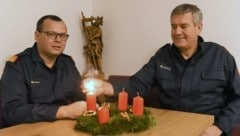 Abschnittsfeuerwehrkommandant Stefan Schaub (re.) und Stellvertreter Christoph Stockinger geben wichtige Tipps (Bild: Wolfgang Zarl)